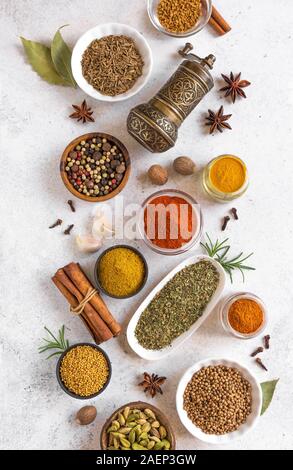 Gewürze auf weißen Hintergrund. Sortiment, stellen der verschiedenen Gewürze und Würzmittel Flach, Ansicht von oben. Stockfoto