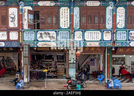 März 7, 2019: Fassade eines Gebäudes im historischen Zentrum der Stadt Jianshui, Yunnan, China Stockfoto