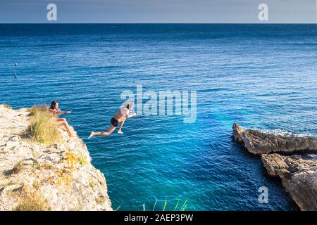 Kroatien, Istrien, Pula, Kap Kamenjak, Mann springt von einer Klippe Stockfoto