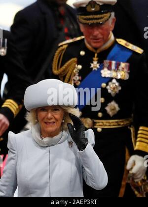 Der Prinz von Wales und die Herzogin von Cornwall kommen für die Aussendung der Royal Navy Flugzeugträger HMS Prince of Wales, in Portsmouth Naval Base. Stockfoto