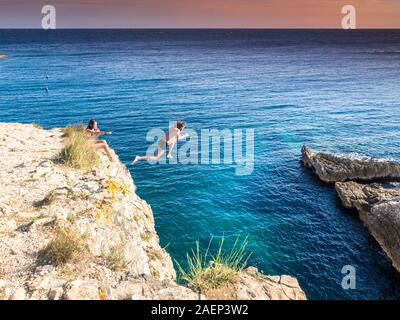 Kroatien, Istrien, Pula, Kap Kamenjak, Mann springt von einer Klippe Stockfoto