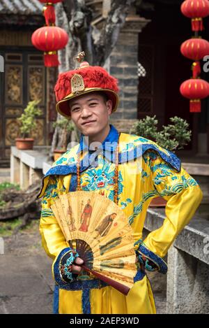 März 7, 2019: Ein chinesischer Mann mit traditionellen alten Kleidung vor einem historischen Haus in Jianshui, China gekleidet Stockfoto