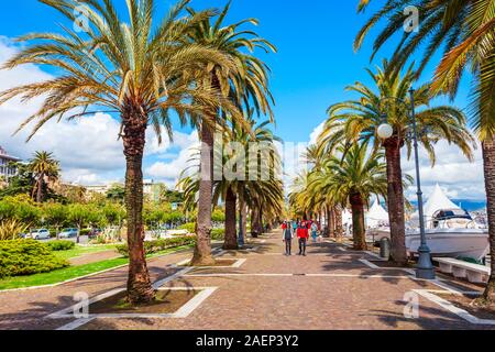 LA SPEZIA, Italien - 07 April 2019: Promenade in der öffentlichen Park in der Nähe der Stadt Port La Spezia, Ligurien Region in Italien Stockfoto