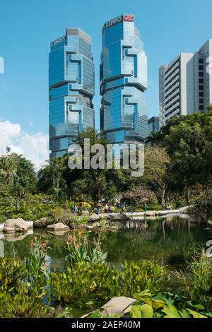 HongKong - November 18, 2019: Die Hong Kong Park mit See und Wolkenkratzer Gebäude im Hintergrund in HongKong Geschäftsviertel Stockfoto