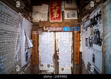 7. März 2019: Wände mit Artikel und News der chinesischen Zeitungen in Jianshui, China Stockfoto