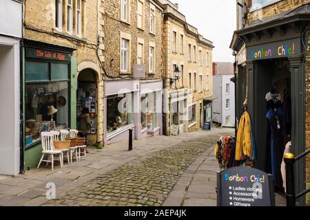 Auf der Suche nach einem engen gepflasterten Straße mit kleine unabhängige Geschäfte. Catherine Hill, Frome, Somerset, England, Großbritannien, Großbritannien Stockfoto