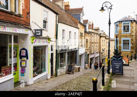 Auf der Suche nach einem engen gepflasterten Straße mit kleine unabhängige Geschäfte. Catherine Hill, Frome, Somerset, England, Großbritannien, Großbritannien Stockfoto