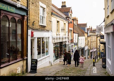 Auf der Suche nach einem engen gepflasterten Straße mit kleine unabhängige Geschäfte. Catherine Hill, Frome, Somerset, England, Großbritannien, Großbritannien Stockfoto