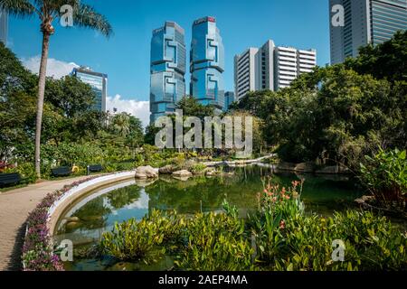 HongKong - November 18, 2019: Die Hong Kong Park mit See und Wolkenkratzer Gebäude im Hintergrund in HongKong Geschäftsviertel Stockfoto