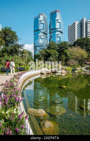 HongKong - November 18, 2019: Die Hong Kong Park mit See und Wolkenkratzer Gebäude im Hintergrund in HongKong Geschäftsviertel Stockfoto