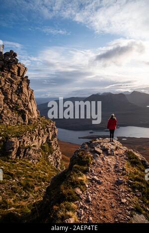 Ein Wanderer, die über den schottischen Highlands Stockfoto