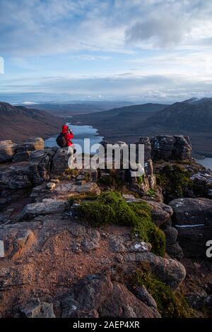 Ein Wanderer, die über den schottischen Highlands Stockfoto