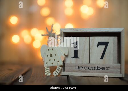 Cube Holz- Kalender mit Datum am 17. Dezember mit Angel über bokeh Hintergrund. Adventskalender, Weihnachten Hintergrund, Kopieren Raum Stockfoto