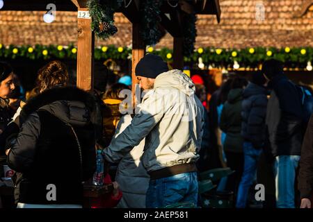 Menschen ein Mittagessen mit rumänischen traditionellen Essen in Bukarest Weihnachtsmarkt. Bukarest, Rumänien, 2019. Stockfoto