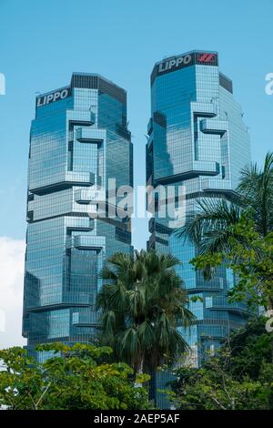 HongKong, China - November, 2019: Die lippo center Twin Towers, ikonische moderne Architektur Gebäude in Hongkong. Stockfoto