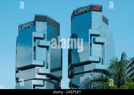 HongKong, China - November, 2019: Die lippo center Twin Towers, ikonische moderne Architektur Gebäude in Hongkong. Stockfoto