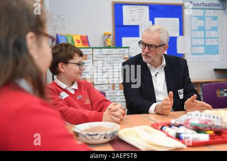 Der Führer der Jeremy Corbyn, mit Schülern, die Mitglieder des Kabinetts von der Schule, die während eines Besuchs auf sandylands Gemeinschaft Grundschule in Morecambe, während auf der allgemeinen Wahlkampagne Trail. Stockfoto
