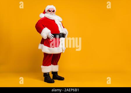 Volle Länge Profil Seite Foto von funky Fat santa claus rot Kostüm bereit Feiern x-mas noel Partei Einstellen seiner leder riemen Über/-isoliert Stockfoto