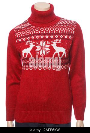 Red's Frau gestrickt Weihnachten Rollkragen-pullover aus traditionellem Design mit Elchen oder Elch Ornament auf weibliche Schaufensterpuppe auf weißem Hintergrund Stockfoto