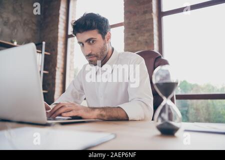 Profil Seite Foto des Nahen Ostens Kragen voller Angst Panik auf Sanduhr Arbeiten am Computer fühlen, ängstlich darauf bedacht, haben Probleme, die er nicht beenden Stockfoto