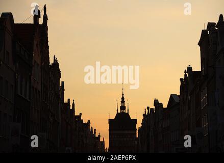 Silhouette von Dlugi Targ und die Golden Gate am Abend | Danzig | Polen Stockfoto