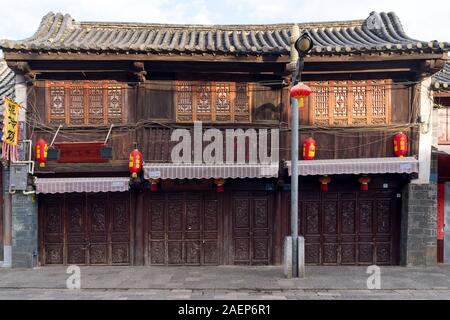 März 8, 2019: Fassade eines Gebäudes im historischen Zentrum der Stadt Jianshui, Yunnan, China Stockfoto