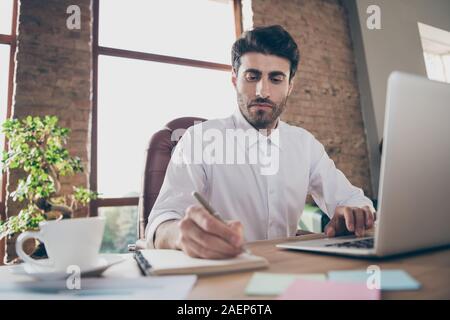 Foto von Smart erfolgreiche indischer Geschäftsmann ceo Arbeiter Arbeiten am Laptop machen Sie sich Notizen in copybook Sitzungen schließen mit Partnern arrangieren Desktop sitzen in Stockfoto