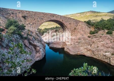 Steinbogen von Ponte Vecchiu Genoise Brücke über den Fango Fluss in Korsika Stockfoto