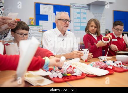 Der Führer der Jeremy Corbyn, Rentier heiße Schokolade Beutel mit Schülern, die Minister im Kabinett der Schule, die während eines Besuchs auf sandylands Gemeinschaft Grundschule in Morecambe, während auf der allgemeinen Wahlkampagne Trail. Stockfoto