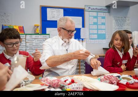 Der Führer der Jeremy Corbyn, Rentier heiße Schokolade Beutel mit Schülern, die Minister im Kabinett der Schule, die während eines Besuchs auf sandylands Gemeinschaft Grundschule in Morecambe, während auf der allgemeinen Wahlkampagne Trail. Stockfoto