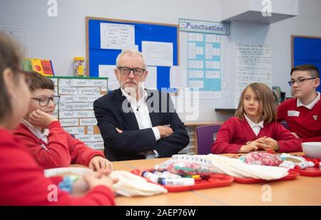 Der Führer der Jeremy Corbyn, mit Schülern, die Minister im Kabinett der Schule, die während eines Besuchs auf sandylands Gemeinschaft Grundschule in Morecambe, während auf der allgemeinen Wahlkampagne Trail. Stockfoto