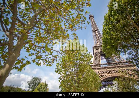 Eiffelturm in der Sonne Stockfoto