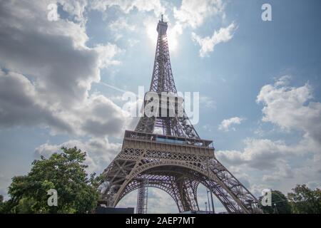 Eiffelturm in der Sonne mit schönen Himmel Stockfoto