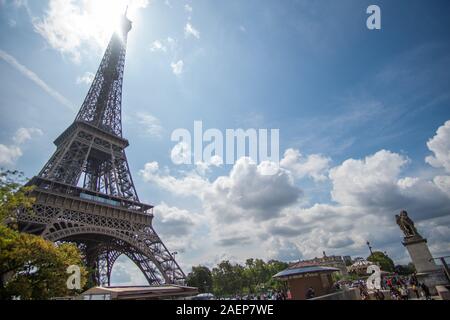 Eiffelturm in der Sonne mit schönen Himmel Stockfoto