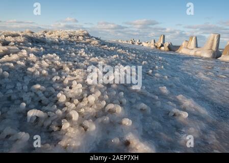 Port Norden Maulwurf im Winter, Liepaja, Lettland. Stockfoto