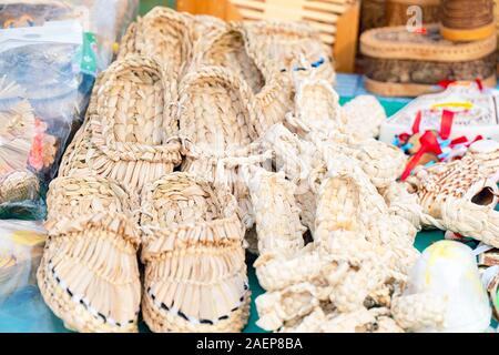 Souvenir bast Schuhe aus Bast geflochten. Alte traditionelle russische Schuhe Stockfoto