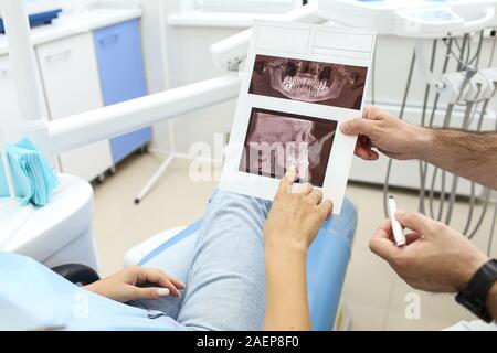 Zahnarzt erklärt Ergebnisse der x-ray zu seinen Patienten. Selektive konzentrieren. Stockfoto