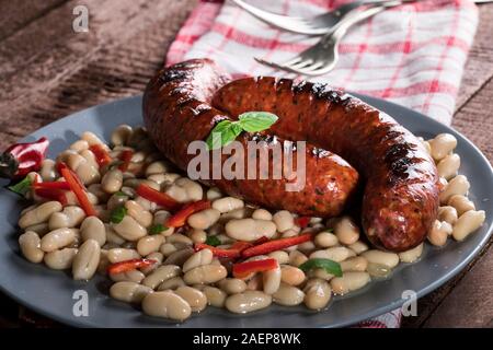 Bohnen mit gegrillten Würstchen, traditionellen europäischen hausgemachte Mahlzeit Stockfoto