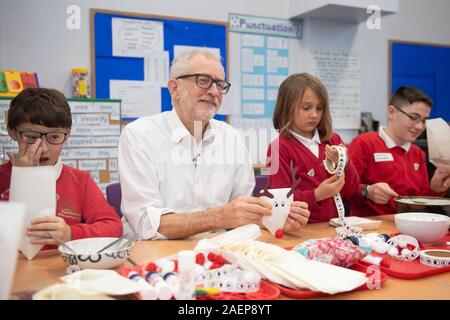 Der Führer der Jeremy Corbyn, Rentier heiße Schokolade Beutel mit Schülern, die Minister im Kabinett der Schule, die während eines Besuchs auf sandylands Gemeinschaft Grundschule in Morecambe, während auf der allgemeinen Wahlkampagne Trail. Stockfoto