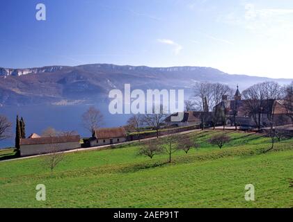 Blick von oben auf die Abtei von Pontigny auf See Bourget in der Nähe von Aix-les-Bains in Savoyen, Frankreich. Stockfoto