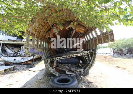 Bangkoks Flugzeug Friedhof beherbergt eine Handvoll Rümpfe und Flugzeugteile, die teilweise durch Graffitti abgedeckt wurden. Stockfoto