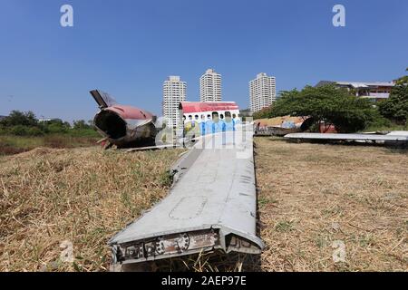 Bangkoks Flugzeug Friedhof beherbergt eine Handvoll Rümpfe und Flugzeugteile, die teilweise durch Graffitti abgedeckt wurden. Stockfoto