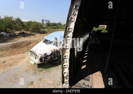 Bangkoks Flugzeug Friedhof beherbergt eine Handvoll Rümpfe und Flugzeugteile, die teilweise durch Graffitti abgedeckt wurden. Stockfoto