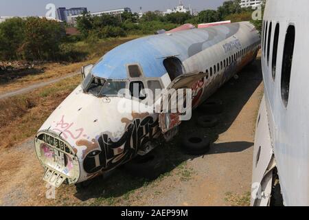 Bangkoks Flugzeug Friedhof beherbergt eine Handvoll Rümpfe und Flugzeugteile, die teilweise durch Graffitti abgedeckt wurden. Stockfoto