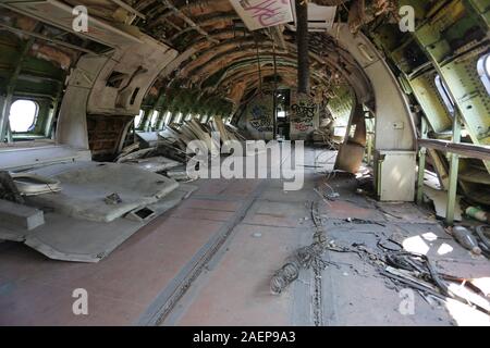 Bangkoks Flugzeug Friedhof beherbergt eine Handvoll Rümpfe und Flugzeugteile, die teilweise durch Graffitti abgedeckt wurden. Stockfoto