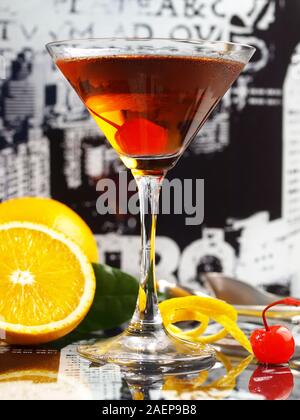 Manhattan Cocktail auf Bar Hintergrund Stockfoto