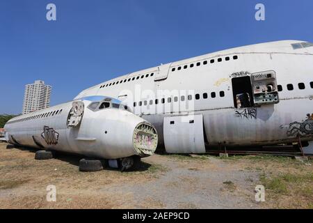 Bangkoks Flugzeug Friedhof beherbergt eine Handvoll Rümpfe und Flugzeugteile, die teilweise durch Graffitti abgedeckt wurden. Stockfoto