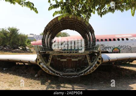 Bangkoks Flugzeug Friedhof beherbergt eine Handvoll Rümpfe und Flugzeugteile, die teilweise durch Graffitti abgedeckt wurden. Stockfoto