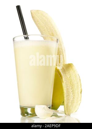 Banane Milchshake auf weißem Hintergrund Stockfoto
