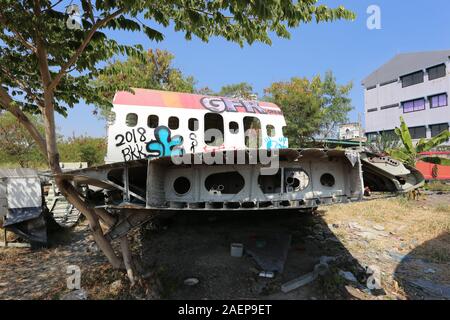 Bangkoks Flugzeug Friedhof beherbergt eine Handvoll Rümpfe und Flugzeugteile, die teilweise durch Graffitti abgedeckt wurden. Stockfoto